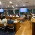À la mairie du Gosier, le 27 avril 2026, les conseillers communautaires de la communauté d’agglomération la Riviera du levant sont installés à leurs places autour de la table ovale, micros et boîtiers de vote électroniques devant eux. Photo : Le Courrier de Guadeloupe