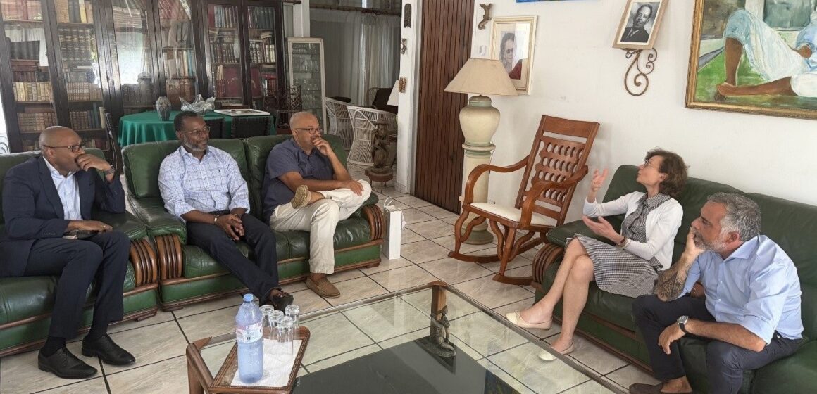 Ce 5 mai 2026, Anne-Sophie Grave, présidente du directoire de CDC Habitat, et Olivier Bajard, directeur général de la SIG, ont été accueillis par Éric Jalton, président de l’agglomération Cap excellence (en pantalon blanc). Étaient également présents Teddy Foule, vice-président de Cap excellence, et Bruno Pierrepont, directeur général de Cap excellence (en costume). Une visite de courtoisie sur les enjeux du logement social, la qualité de l’habitat et le cadre de vie des habitants sur le territoire de Cap excellence. Photo : Cap excellence
