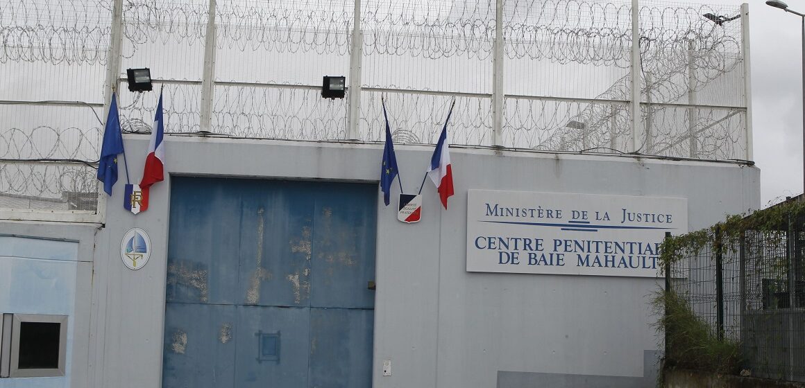 Porte d’entrée de la prison de Baie-Mahault au sein de laquelle la surpopulation carcérale est chronique. Photo : Morel / Simas / Sipa