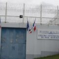 Porte d’entrée de la prison de Baie-Mahault au sein de laquelle la surpopulation carcérale est chronique. Photo : Morel / Simas / Sipa