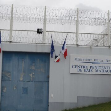 Porte d’entrée de la prison de Baie-Mahault au sein de laquelle la surpopulation carcérale est chronique. Photo : Morel / Simas / Sipa