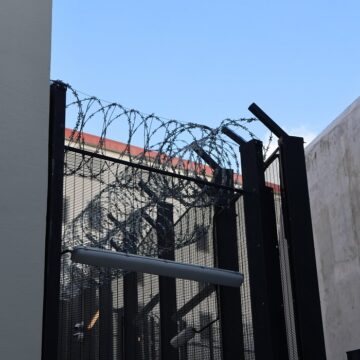 Vue des grilles de la prison de Basse-Terre inaugurée en décembre 2025. Photo : Gilles Morel / Simax / Sipa