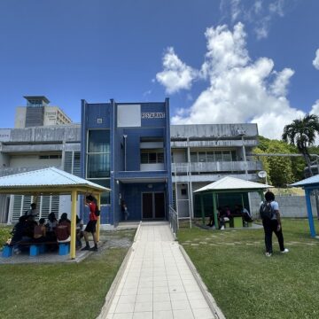 Entrée du restaurant universitaire à Fouillole, Pointe-à-Pitre. Photo : Le Courrier de Guadeloupe