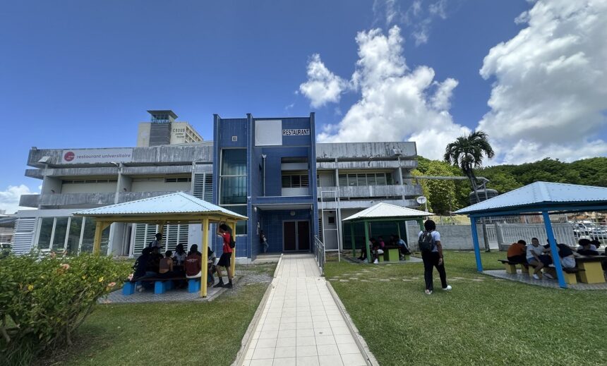 Entrée du restaurant universitaire à Fouillole, Pointe-à-Pitre. Photo : Le Courrier de Guadeloupe