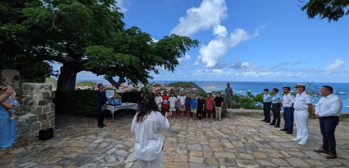 Saint-Barthélemy, 10 mai 2026. Les élèves de CM2 de l'école Sainte-Marie de Colombier présentent leur œuvre Lumière d'égalité lors de la cérémonie des 25 ans de la loi Taubira. Photo : Collectivité de Saint-Barthélemy