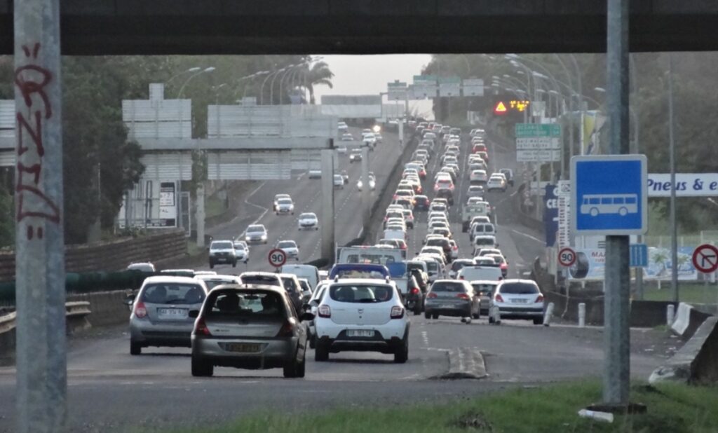 Domicile-travail : la voiture règne en Guadeloupe, et son règne s’accentue