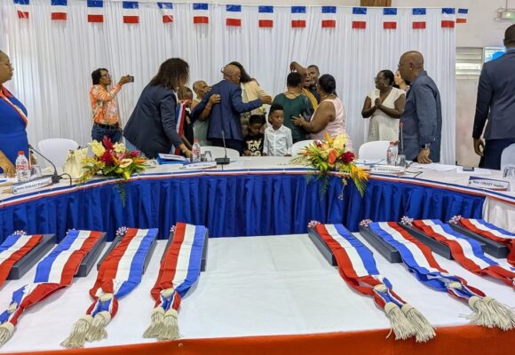Dimanche 22 mars, au Hall des Sports Gilles Echevin, s'est tenue la cérémonie d'installation du nouveau conseil municipal de Deshaies. Sur cette photo, le maire Thierry Abelli reçoit les félicitations, 8 adjoints composent avec lui l’exécutif de la nouvelle mandature 2026-2032. Dimanche 22 mars, au Hall des Sports Gilles Echevin, s'est tenue la cérémonie d'installation du nouveau conseil municipal de Deshaies. Sur cette photo, le maire Thierry Abelli reçoit les félicitations, 8 adjoints composent avec lui l’exécutif de la nouvelle mandature 2026-2032.