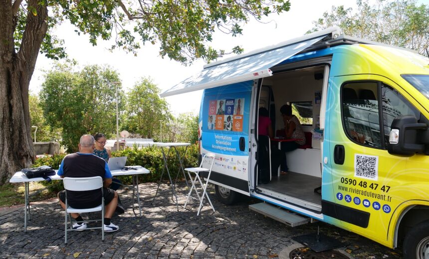 Mars 2026. Sandy Etienne, conseillère numérique, et sa collègue reçoivent les administrés au Gosier, place du Calvaire, au bus France Services. Objectif : aider ceux qui peinent avec le tout-numérique. Photo: Le Courrier de Guadeloupe