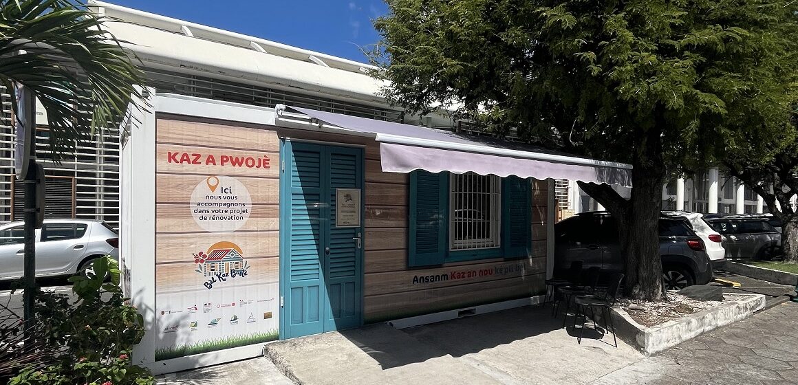 Vue extérieure de la Kaz a pwojè, lieu d'accueil de l'opération de renouvellement urbain et rénovation de l'habitat, à Basse-Terre. Photo : Circé Grandpierre, Le Courrier de Guadeloupe