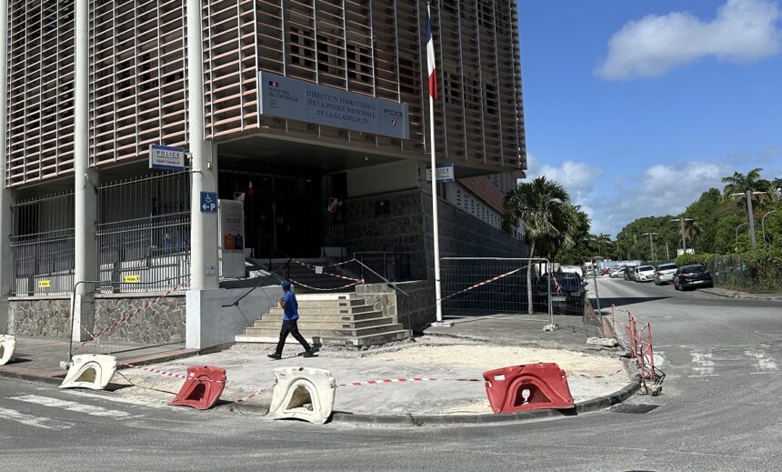 Vue de l'entrée du commissariat de Pointe-à-Pitre, 5 juin 2026. Photo: Le Courrier de Guadeloupe