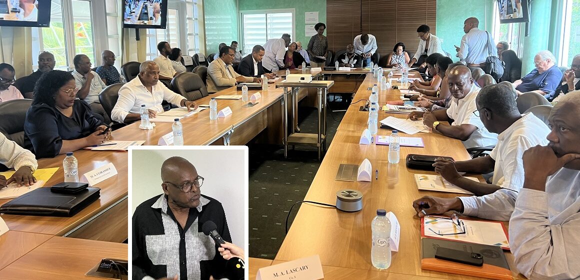 Henri Yacou (en médaillon), nouveau président du SMGEAG, a pris ses fonctions lundi 8 juin 2026 devant un comité syndical dense réuni à Labrousse au Gosier. Photo : Le Courrier de Guadeloupe Henri Yacou (en médaillon), nouveau président du SMGEAG, a pris ses fonctions lundi 8 juin 2026 devant un comité syndical dense réuni à Labrousse au Gosier. Photo : Le Courrier de Guadeloupe