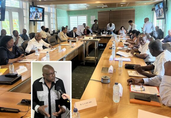 Henri Yacou (en médaillon), nouveau président du SMGEAG, a pris ses fonctions lundi 8 juin 2026 devant un comité syndical dense réuni à Labrousse au Gosier. Photo : Le Courrier de Guadeloupe
