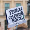 Paris, 15 juin 2026 : Les associations féministes et de protection de l’enfance se rassemblent devant le ministère de la Justice, place Vendôme à Paris suite à l'affaire Lyhanna, victime de pédocriminalité et dont l'enquête révèle de nombreux disfonctionnement de la justice française. Arnaud César Vilette / Sipa