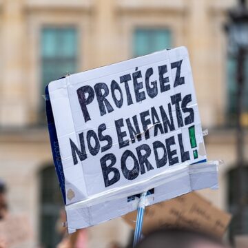 Paris, 15 juin 2026 : Les associations féministes et de protection de l’enfance se rassemblent devant le ministère de la Justice, place Vendôme à Paris suite à l'affaire Lyhanna, victime de pédocriminalité et dont l'enquête révèle de nombreux disfonctionnement de la justice française. Arnaud César Vilette / Sipa Paris, 15 juin 2026 : Les associations féministes et de protection de l’enfance se rassemblent devant le ministère de la Justice, place Vendôme à Paris suite à l'affaire Lyhanna, victime de pédocriminalité et dont l'enquête révèle de nombreux disfonctionnement de la justice française. Arnaud César Vilette / Sipa