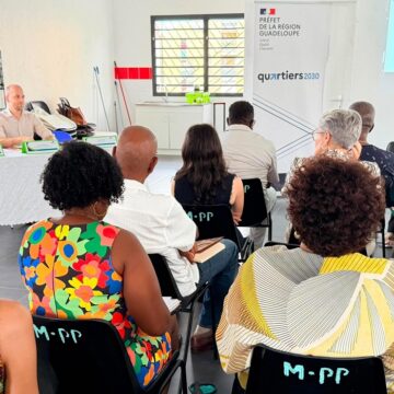 En arrière plan, Marie-Yveline Ponchateau, maire de Baillif, lors de la réunion de lancement de « Quartiers 2030 » à la Maison des Quartiers de Petit-Paris le 26 juin 2026. À ses côtés, Arnaud Duranthon, sous-préfet chargé de la cohésion sociale, du travail et de la politique de la ville. Photo : Communauté Grand Sud Caraibe En arrière plan, Marie-Yveline Ponchateau, maire de Baillif, lors de la réunion de lancement de « Quartiers 2030 » à la Maison des Quartiers de Petit-Paris le 26 juin 2026. À ses côtés, Arnaud Duranthon, sous-préfet chargé de la cohésion sociale, du travail et de la politique de la ville. Photo : Communauté Grand Sud Caraibe