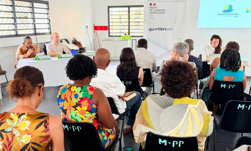 En arrière plan, Marie-Yveline Ponchateau, maire de Baillif, lors de la réunion de lancement de « Quartiers 2030 » à la Maison des Quartiers de Petit-Paris le 26 juin 2026. À ses côtés, Arnaud Duranthon, sous-préfet chargé de la cohésion sociale, du travail et de la politique de la ville. Photo : Communauté Grand Sud Caraibe En arrière plan, Marie-Yveline Ponchateau, maire de Baillif, lors de la réunion de lancement de « Quartiers 2030 » à la Maison des Quartiers de Petit-Paris le 26 juin 2026. À ses côtés, Arnaud Duranthon, sous-préfet chargé de la cohésion sociale, du travail et de la politique de la ville. Photo : Communauté Grand Sud Caraibe