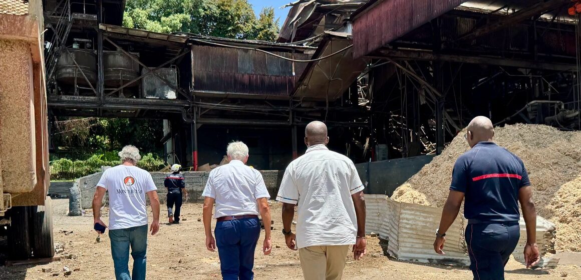 Une personne a été tuée et quatre autres ont été grièvement blessées ce vendredi 24 juillet 2026 dans l'explosion d'une chaudière à la distillerie Montebello. De gauche à droite : Samuel Cerol directeur général de l'usine, Thierry Devimeux préfet, Ary Chalus président du conseil régional. Photo: Région Guadeloupe Une personne a été tuée et quatre autres ont été grièvement blessées ce vendredi 24 juillet 2026 dans l'explosion d'une chaudière à la distillerie Montebello. De gauche à droite : Samuel Cerol directeur général de l'usine, Thierry Devimeux préfet, Ary Chalus président du conseil régional. Photo: Région Guadeloupe