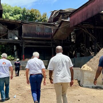 Une personne a été tuée et quatre autres ont été grièvement blessées ce vendredi 24 juillet 2026 dans l'explosion d'une chaudière à la distillerie Montebello. De gauche à droite : Samuel Cerol directeur général de l'usine, Thierry Devimeux préfet, Ary Chalus président du conseil régional. Photo: Région Guadeloupe Une personne a été tuée et quatre autres ont été grièvement blessées ce vendredi 24 juillet 2026 dans l'explosion d'une chaudière à la distillerie Montebello. De gauche à droite : Samuel Cerol directeur général de l'usine, Thierry Devimeux préfet, Ary Chalus président du conseil régional. Photo: Région Guadeloupe