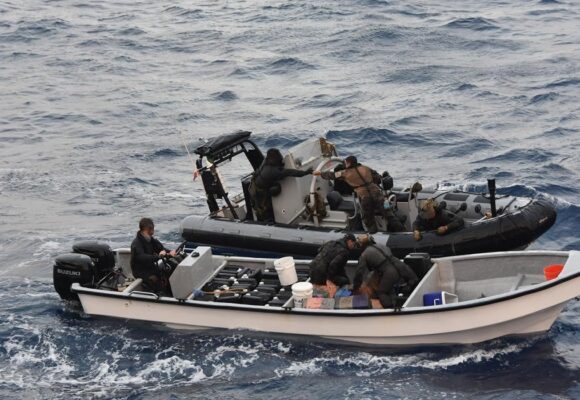 Le 21 mai 2026, la Marine nationale, appuyée par des patrouilleurs néerlandais et dominicains, a intercepté une embarcation rapide en haute mer des Caraïbes. Résultat : 737 kg de cocaïne saisis et un équipage remis aux autorités colombiennes. Un succès pour l’opération « Toucan Royal » et la lutte contre le narcotrafic dans la région. Photo : Forces armées aux Antilles