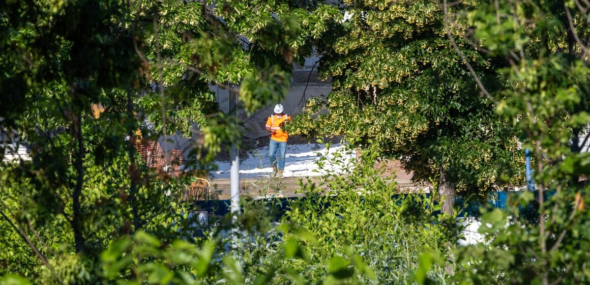 Photo d’illustration. Ouvrier qui travaille sur le chantier de construction d'un ensemble d'immeuble. Photo : Syspeo / SIPA