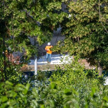 Photo d’illustration. Ouvrier qui travaille sur le chantier de construction d'un ensemble d'immeuble. Photo : Syspeo / SIPA
