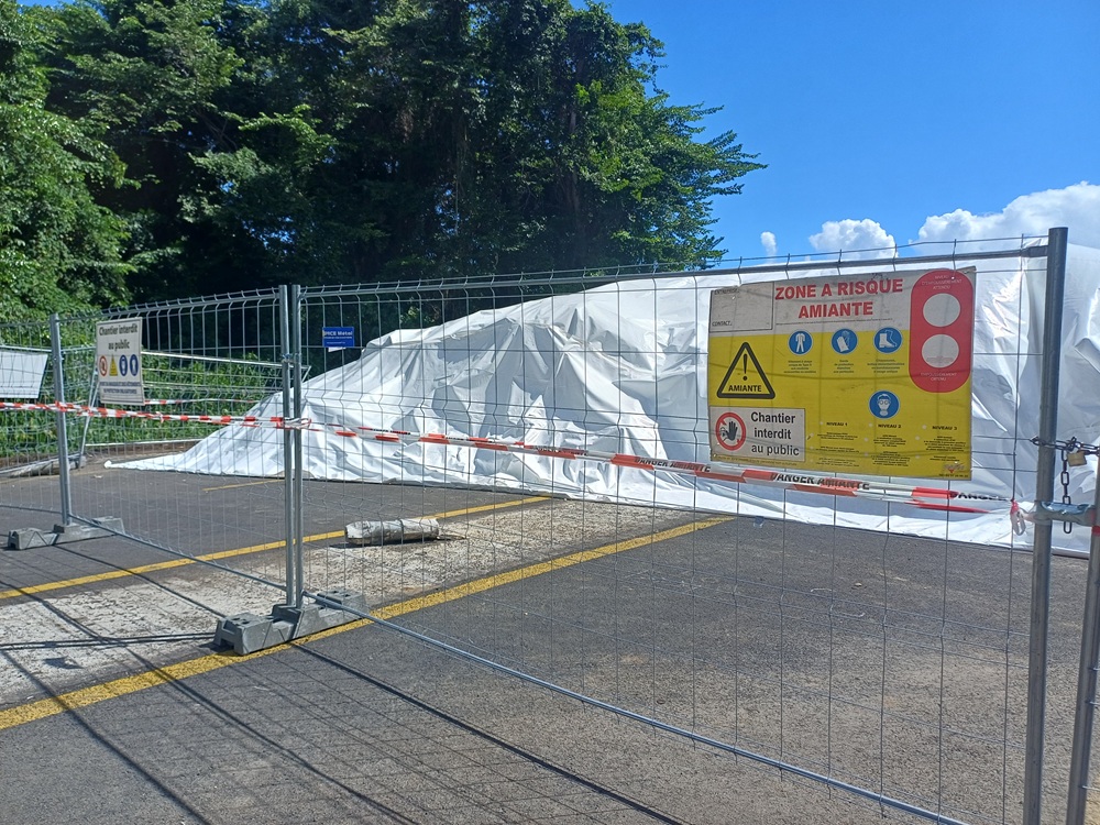 À Jarry, des barrages faits de gravats ont été laissés sur la Voie verte, bâchés et entourés de panneaux « zone à risque amiante ». Les résultats des analyses sont attendus. Photo : Le Courrier de Guadeloupe