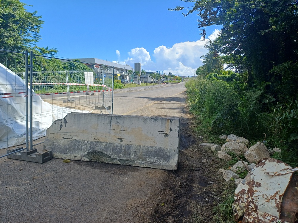 À Jarry, des barrages faits de gravats ont été laissés sur la Voie verte, bâchés et entourés de panneaux « zone à risque amiante ». Les résultats des analyses sont attendus. Photo : Le Courrier de Guadeloupe