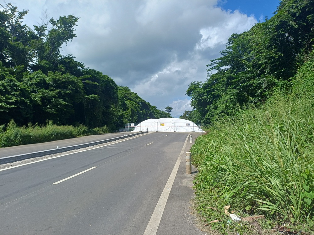 À Jarry, des barrages faits de gravats ont été laissés sur la Voie verte, bâchés et entourés de panneaux « zone à risque amiante ». Les résultats des analyses sont attendus. Photo : Le Courrier de Guadeloupe