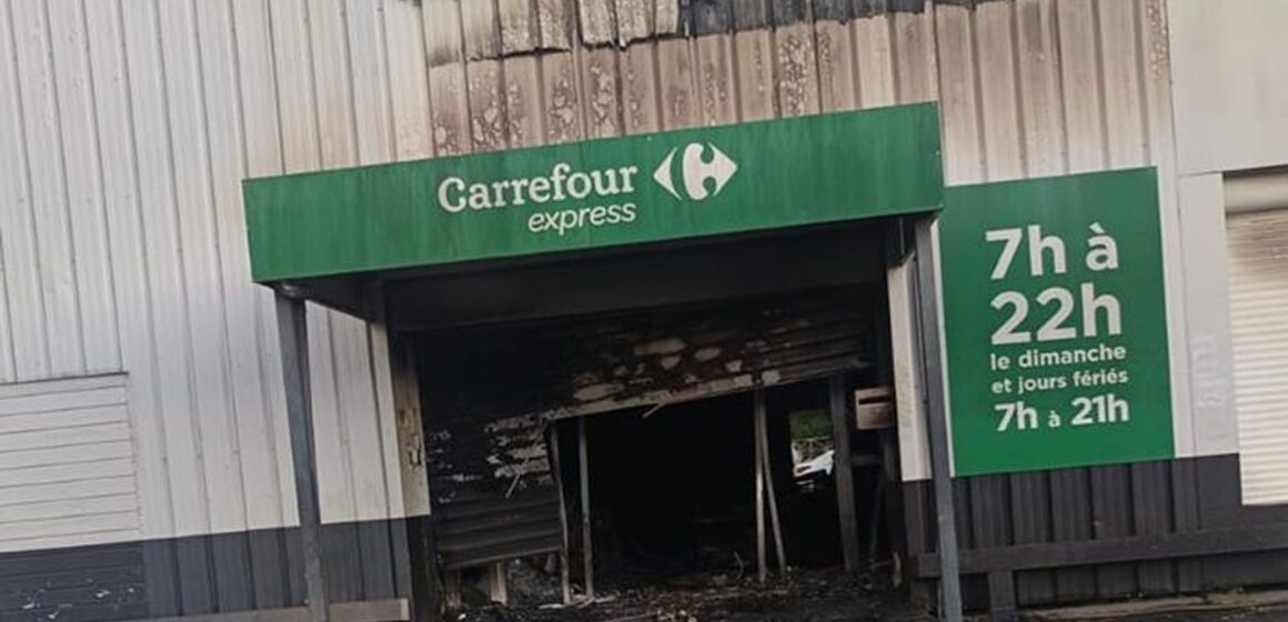 Le Carrefour Express de Pointe-à-Pitre, incendié dans la nuit du 17 au 18 octobre, pendant les pillages en agglomération pointoise. Photo : DR Le Carrefour Express de Pointe-à-Pitre, incendié dans la nuit du 17 au 18 octobre, pendant les pillages en agglomération pointoise. Photo : DR