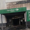 Le Carrefour Express de Pointe-à-Pitre, incendié dans la nuit du 17 au 18 octobre, pendant les pillages en agglomération pointoise. Photo : DR