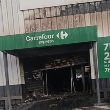 Le Carrefour Express de Pointe-à-Pitre, incendié dans la nuit du 17 au 18 octobre, pendant les pillages en agglomération pointoise. Photo : DR Le Carrefour Express de Pointe-à-Pitre, incendié dans la nuit du 17 au 18 octobre, pendant les pillages en agglomération pointoise. Photo : DR