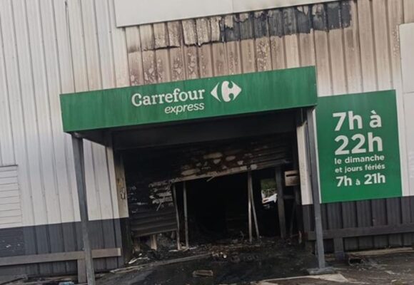 Le Carrefour Express de Pointe-à-Pitre, incendié dans la nuit du 17 au 18 octobre, pendant les pillages en agglomération pointoise. Photo : DR Le Carrefour Express de Pointe-à-Pitre, incendié dans la nuit du 17 au 18 octobre, pendant les pillages en agglomération pointoise. Photo : DR