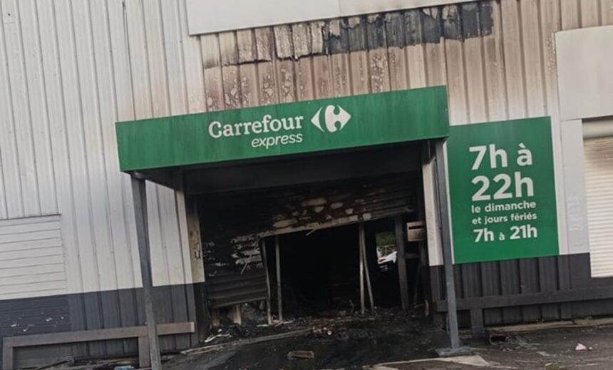 Le Carrefour Express de Pointe-à-Pitre, incendié dans la nuit du 17 au 18 octobre, pendant les pillages en agglomération pointoise. Photo : DR Le Carrefour Express de Pointe-à-Pitre, incendié dans la nuit du 17 au 18 octobre, pendant les pillages en agglomération pointoise. Photo : DR