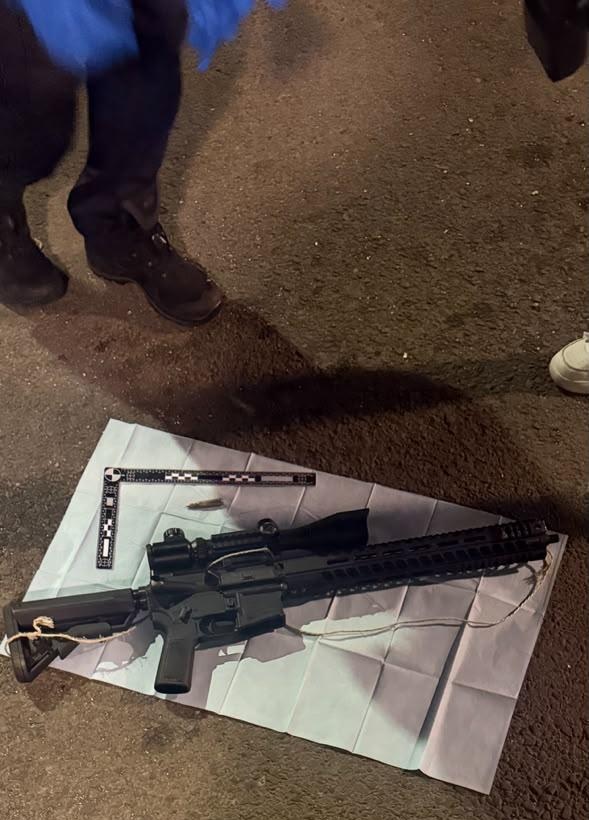 Un fusil de type AR-15 a été saisi lors de l’interpellation d’un suspect, après les tirs visant des policiers à Pointe-à-Pitre dans la nuit du 8 au 9 octobre. Photo : DR