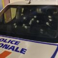 Quatorze impacts de balles sur le pare-brise d’un véhicule de la brigade spécialisée de terrain, visée par des tirs dans la nuit du 8 au 9 octobre à Pointe-à-Pitre. Photo : DR