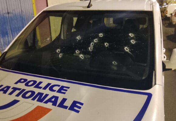 Quatorze impacts de balles sur le pare-brise d’un véhicule de la brigade spécialisée de terrain, visée par des tirs dans la nuit du 8 au 9 octobre à Pointe-à-Pitre. Photo : DR
