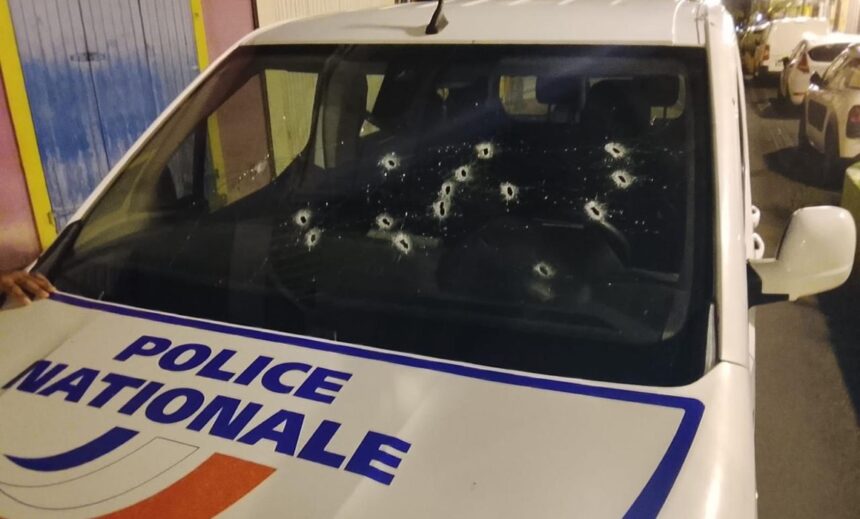 Quatorze impacts de balles sur le pare-brise d’un véhicule de la brigade spécialisée de terrain, visée par des tirs dans la nuit du 8 au 9 octobre à Pointe-à-Pitre. Photo : DR