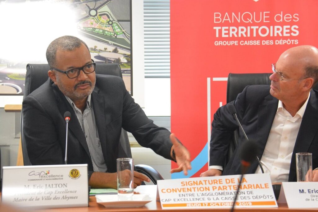 Photo d’archives. En octobre 2019, Éric Jalton (Cap excellence) et Eric Lombard (Caisse des dépôts) signent une convention pour financer les grands projets de l'agglomération. Sept ans plus tard, l'agglomération envisage de geler ses nouveaux investissements à cause du poids de la dette de l’eau. Crédit : Cap excellence