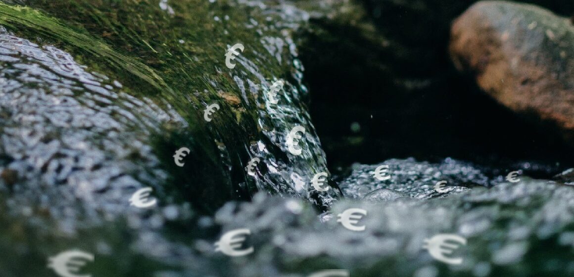 Photomontage captage d'eau et de symboles de l'euro.
