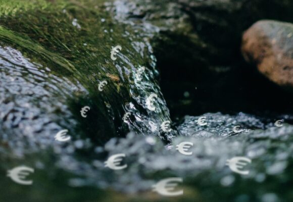 Photomontage captage d'eau et de symboles de l'euro.